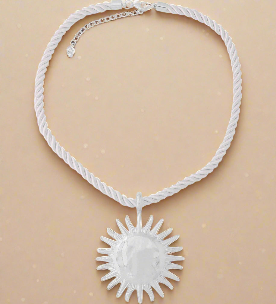SOLKRAFT HALSKÆDE | Statement med Rustikt Reb og