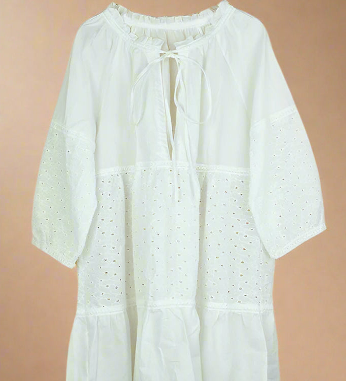 Liv | BLUSE Broderet lethed + strandens elegance