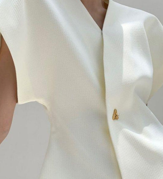 Cevalin | Top Skulpturel Silhuet med Guldspænde