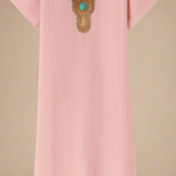 SAGA KJOLE | Lang kjole med decoteret hals og sideslidser