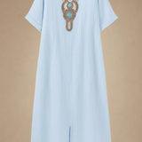 SAGA KJOLE | Lang kjole med decoteret hals og sideslidser