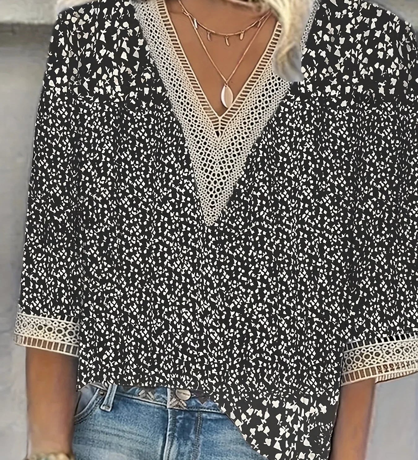 Divina | V-hals Bluse med Korte Ærmer