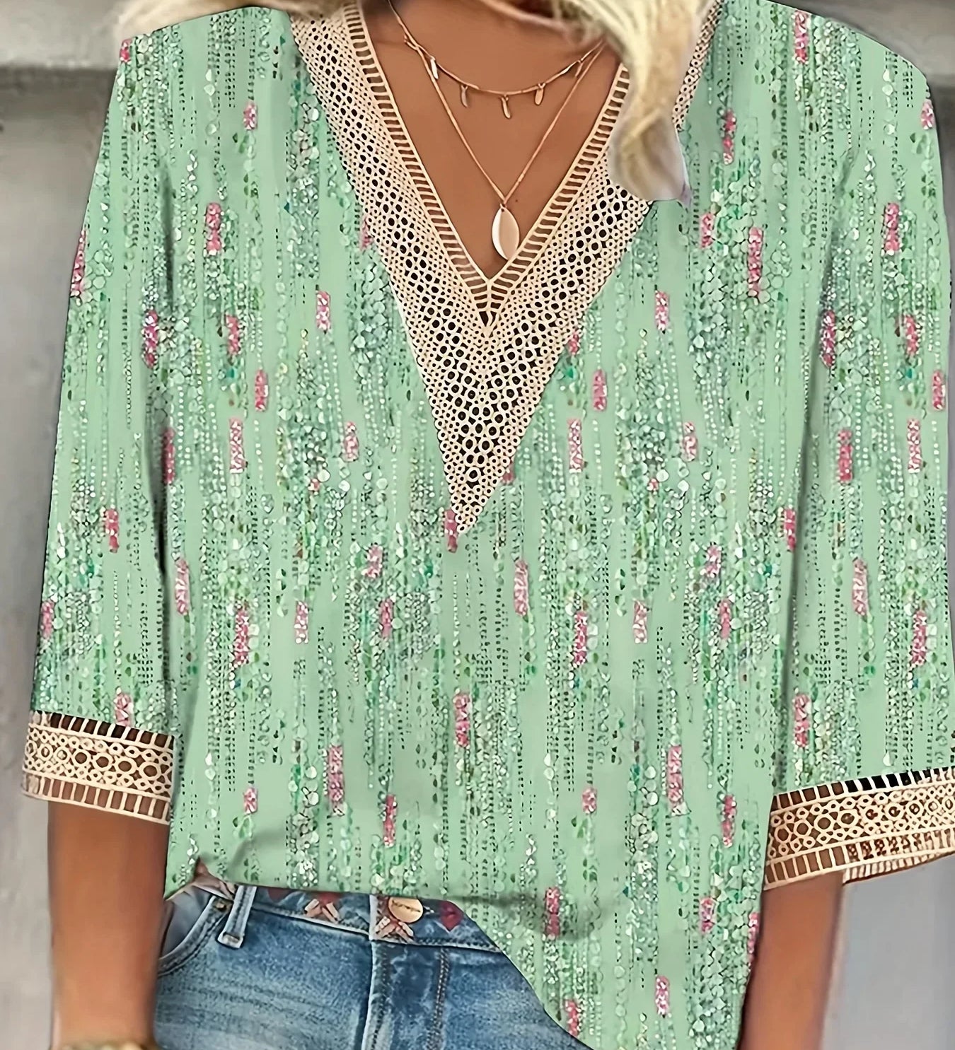 Divina | V-hals Bluse med Korte Ærmer