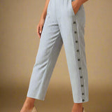 ALVA BUKSER | Casual Elegance med Let Struktur & Stribet Finish