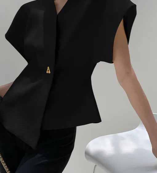 Cevalin | Top Skulpturel Silhuet med Guldspænde