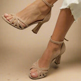 MONICA HØJE SANDALER | Flettet Design & Gyldne Detaljer