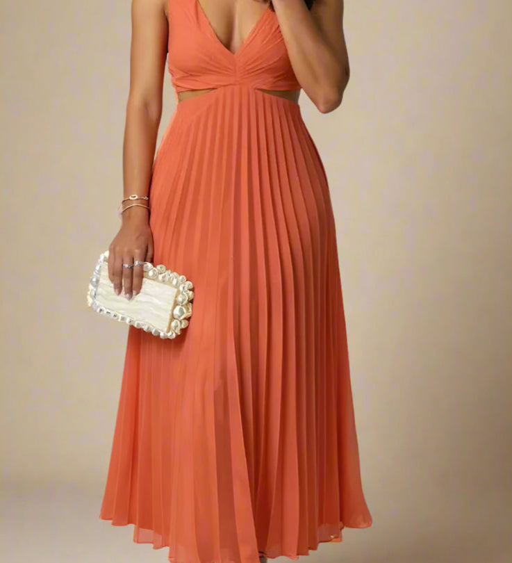 Gilda Kjole | Plisseret midi-kjole med sidesnit og krydset udskæring